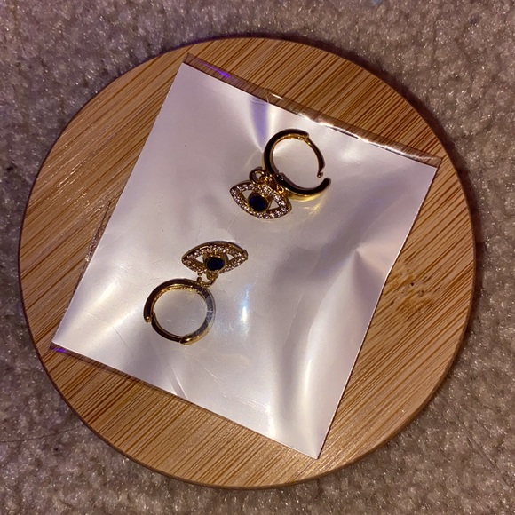 Dangly gold eye earrings with blue gem in the middle - Picture 1 of 1